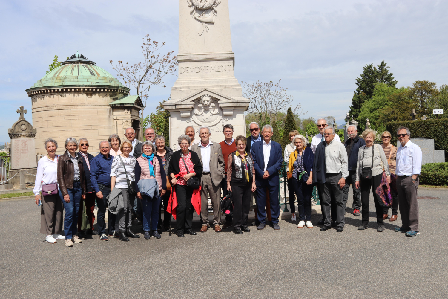 Le groupe des visiteurs devant le monument des Sapeurs Pompiers de Lyon