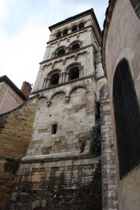 Le clocher de l'église Saint André le Bas