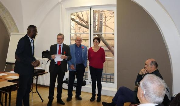 Pierre Dargère présente le Prix d’Honneur « CIVISME ET FRATERNITE » de son comité